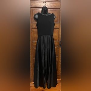Jessica Howard full length black gown